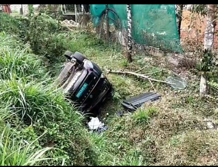 അടിമാലി ആയിരമേക്കറിൽ കാര്‍  താഴ്ചയിലേക്ക് മറിഞ്ഞ് അപകടം