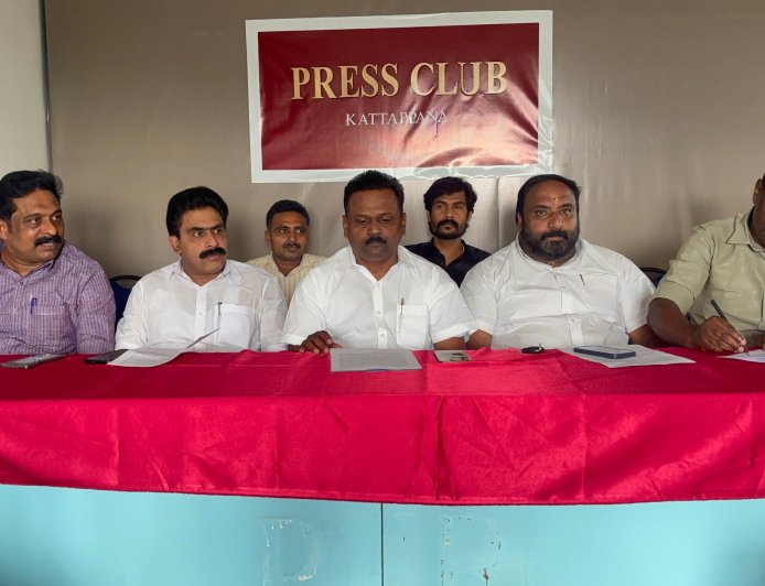 'ഇന്ദിരാ ഗ്യാരന്റി കാര്‍ഡ്': യുഡിഎഫിന്റെ തെരഞ്ഞെടുപ്പ് പ്രകടന പത്രികയിലെ പ്രഖ്യാപനങ്ങൾ വിശദീകരിച്ച് നേതാക്കൾ