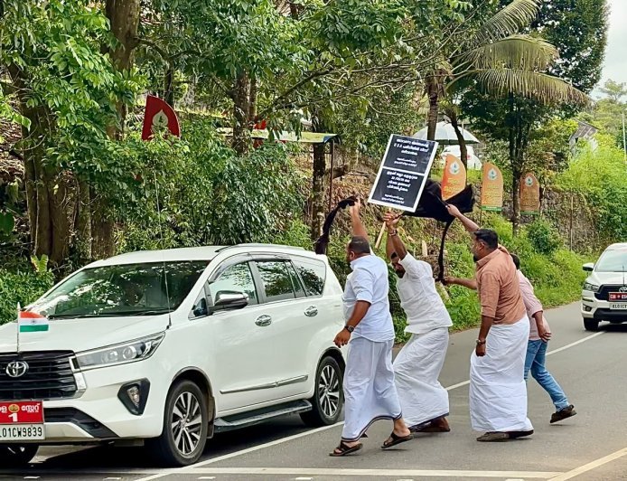 മുഖ്യമന്ത്രിക്കുനേരെ കരിങ്കൊടി പ്രതിഷേധം: 4 യൂത്ത് ഫ്രണ്ട്(എം) പ്രവര്‍ത്തകര്‍ അറസ്റ്റില്‍