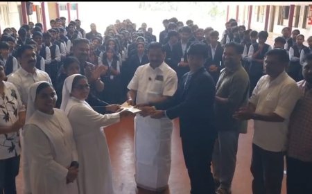 അതുലിന്റെ ചികിത്സാ സഹായത്തിനായി ബിരിയാണി ചലഞ്ചിലൂടെ സമാഹരിച്ച തുക നഗരസഭ ചെയർപേഴ്‌സൺ ജോയി വെട്ടിക്കുഴിക്ക് കൈമാറി 