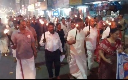 യുപിഐ ഇടപാടുകൾക്ക് സർ ചാർജ്: കട്ടപ്പന മർച്ചന്റ്സ് അസോസിയേഷൻ പന്തം കൊളുത്തി പ്രകടനം നടത്തി 