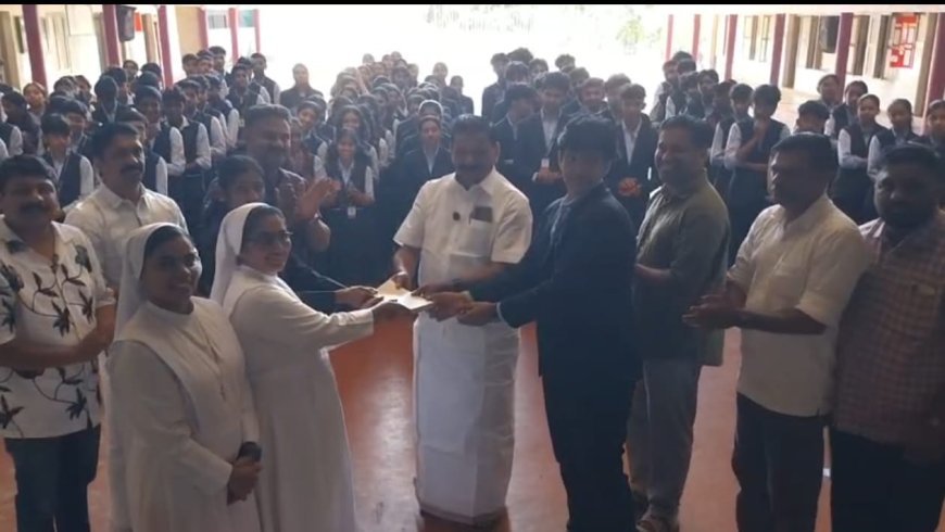 അതുലിന്റെ ചികിത്സാ സഹായത്തിനായി ബിരിയാണി ചലഞ്ചിലൂടെ സമാഹരിച്ച തുക നഗരസഭ ചെയർപേഴ്‌സൺ ജോയി വെട്ടിക്കുഴിക്ക് കൈമാറി 