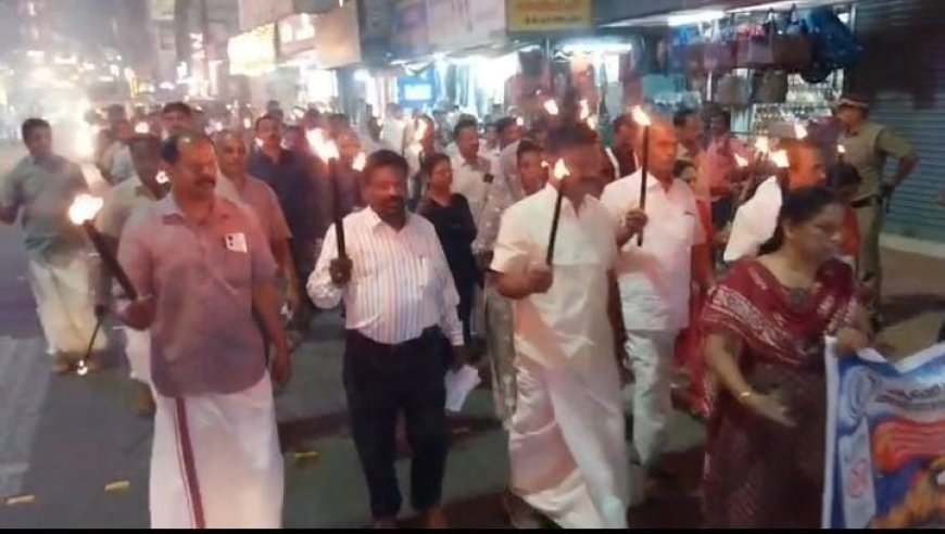 യുപിഐ ഇടപാടുകൾക്ക് സർ ചാർജ്: കട്ടപ്പന മർച്ചന്റ്സ് അസോസിയേഷൻ പന്തം കൊളുത്തി പ്രകടനം നടത്തി 